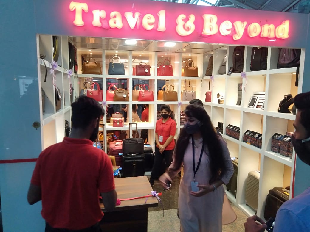 aaiidrairport's tweet photo. From yesterday travel related shopping at discounted tariff in TRAVEL &BEYOND available @IDR #facilty for pax with all covid safety #more choices #AAI cares @aairedwr @AAI_Official @IndoreTalk https://t.co/shLBz1L1kG