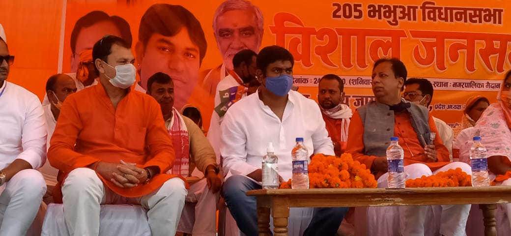 vippartyindia's tweet photo. कैमूर जिले में भभुआ के नगरपालिका मैदान में पार्टी सुप्रीमो @sonofmallah जी ने विशाल जनसभा को सम्बोधित किया। इस अवसर पर पार्टी पदाधिकारी एवं कार्यकर्ताओं ने उनका हर्षोत्साह के साथ स्वागत किया।
#MukeshSahani #VoteForNDA
#NarendraModi #मिशन_2020 #vippartyindia https://t.co/hrY1R1GQY5