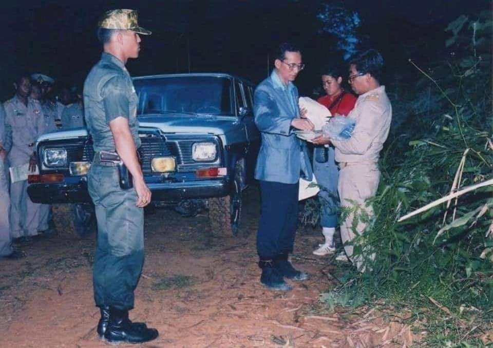 motorwars's tweet image. “เราจะสืบสาน รักษา และต่อยอด และครองแผ่นดินโดยธรรม เพื่อประโยชน์สุขแห่งอาณาราษฎรตลอดไป”

Actions speak louder than words 💛  
#ในหลวงสู้สู้
#พลังเงียบ