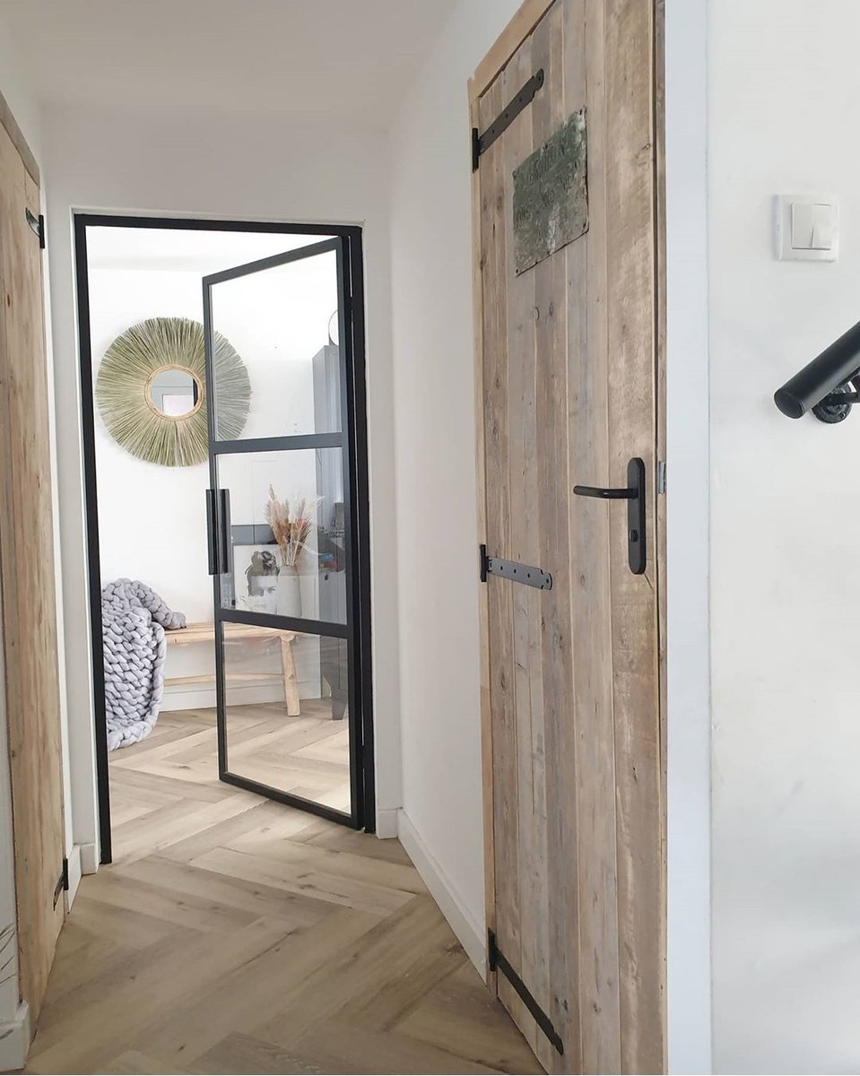 Nemef biedt je een breed assortiment standaard producten voor binnendeuren. Bijvoorbeeld de 1200 serie met zwartgelakte voorplaat. Ontdek snel de mogelijkheden en kies de optie die aansluit bij jouw interieur: nemef.nl/nl/site/nemefn… fotocredit: instagram.com/interieur_huis…