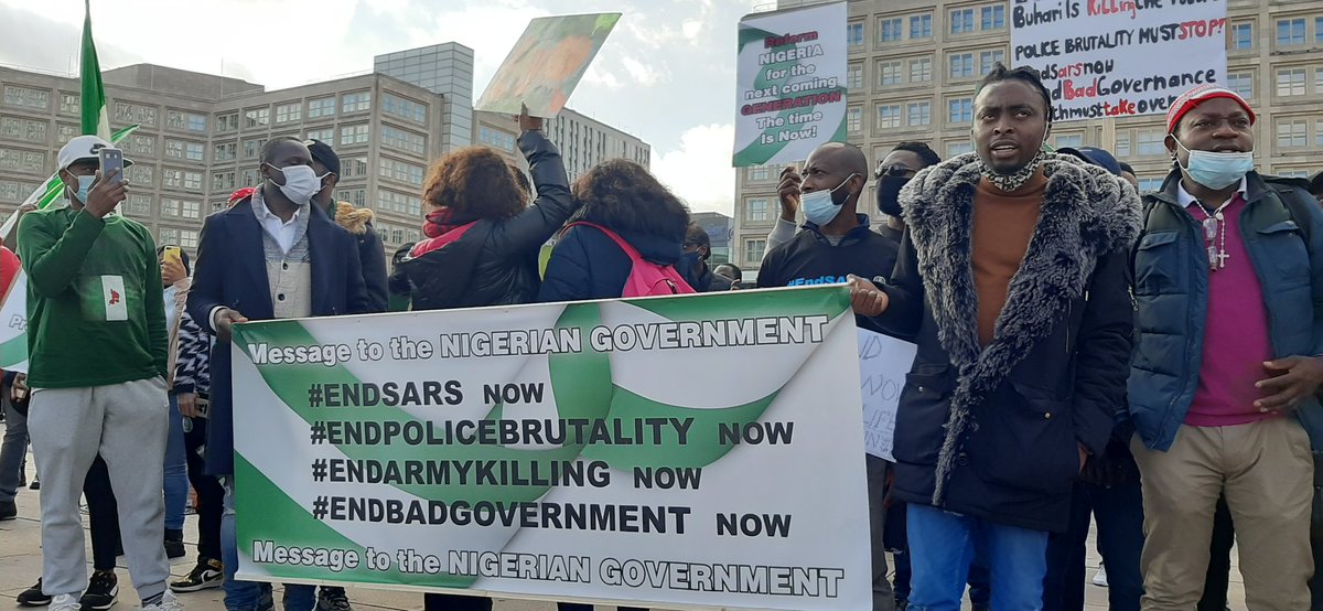 Jololade's tweet photo. There's a bigger crowd at today's #EndSARS protests at Berlin's Alexanderplatz. Speaker after speaker called on the German government to call the Nigerian government to account for police brutality and respect human rights. https://t.co/waJA8BLCBt