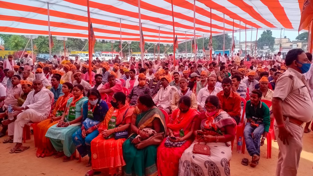 VijayKrSinhaBih's tweet photo. लखीसराय के जनादेश की है यह हुंकार है..इस बार फिर से बिहार में एनडीए के पक्ष में जो लहर चल रही है उसी को दोहराने का फैसला लखीसराय के जनमानस ने कर लिया है.केआर के मैदान में उमड़ी यह भारी भीड़ लखीसराय के फैसले का संकेत है कि जिले की दोनो सीट एनडीए के पक्ष में आने वाला है
@BJP4Bihar https://t.co/Z5XSUOpbPO