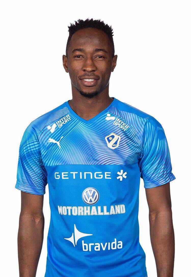 MalikRobila's tweet photo. Happy 😃 to you bro more bless long life and prosperity enjoy 😉 your day Inshaa Allah next by this time you get married 😂😂😂😂😂 ⁦@karimsadat_gh⁩ https://t.co/wETbhtBtJt