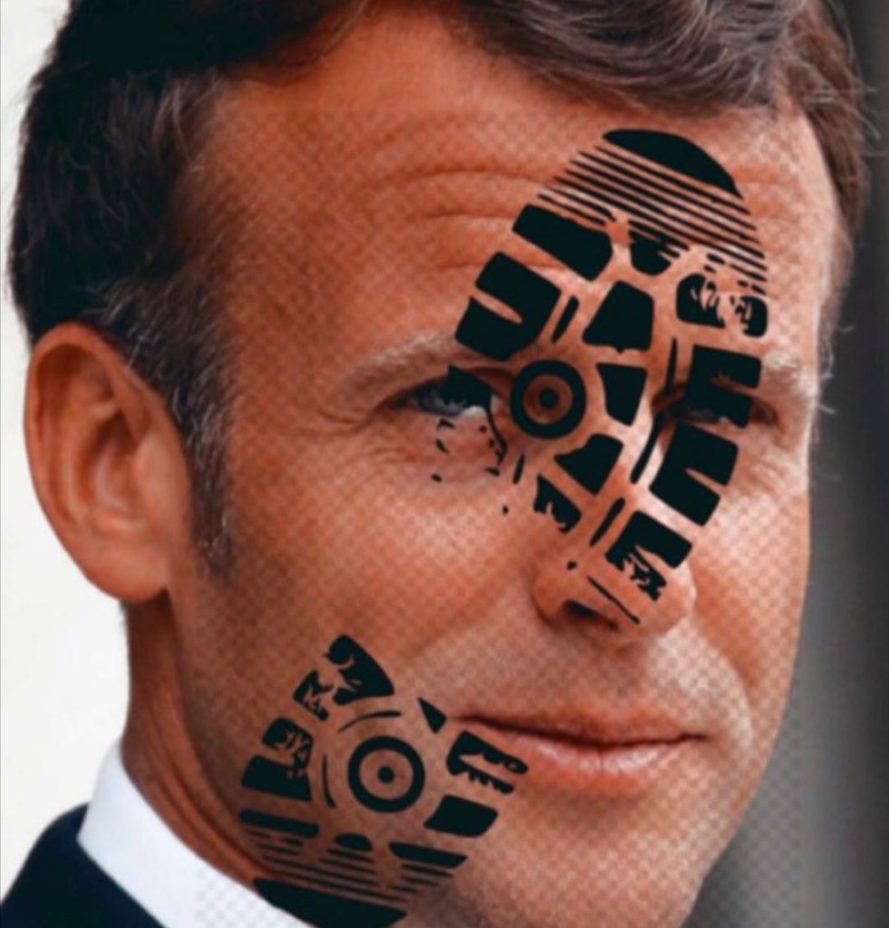 هم يسخرون ويستهزئون ونحن نتحدث عن سماحة الاسلام ؟ 
#فرنسا_تسيء_لنبي_الأمة 
#حبيبي_يا_رسول_الله 
#فرنسا_بلاد_الكفر