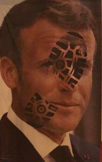 agdistanbul's tweet image. Peygamber Efendimiz&apos;e yönelik hakaret içerikli karikatürleri devlet binalarına yansıtan Fransa&apos;yı kınıyor ve lanetliyoruz. 
İnanıyoruz ki &quot;Allah, nurunu tamamlayacaktır.&quot;