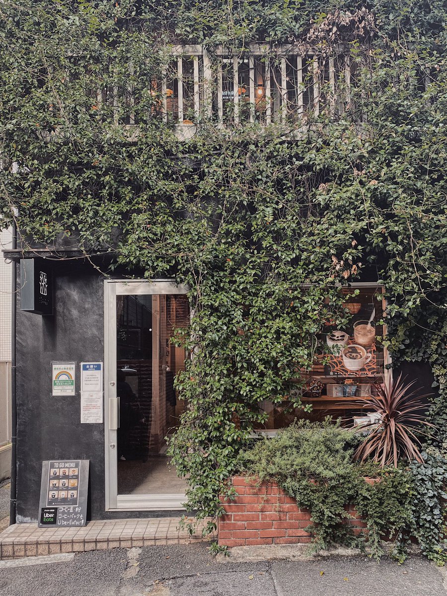 まつり Matsuri 今月末閉店の丸山珈琲さん表参道店へ 表参道は人がわんさか溢れていたけど 小道にこっそりあるので静かな土曜日のお昼を過ごしました 今日はカプチーノとマロンタルト また閉店までに何度か行くと思います 笑