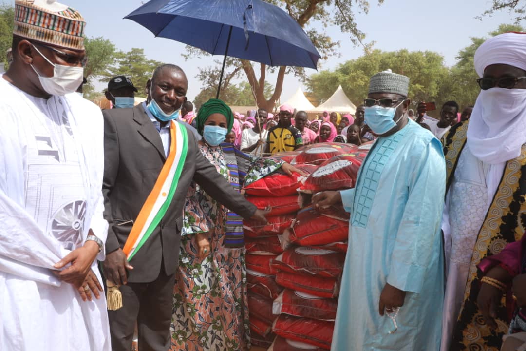 La première Dame, Dr Lalla Malika Issoufou était, hier vendredi, dans la commune de NAMARO où elle a remis un don des vivres aux victimes des inondations et, procédé successivement à la pose de la première pierre de construction de 100 logements sociaux à Koria Gourma.