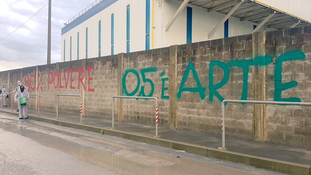 exploitpisa's tweet photo. Insieme ad Athamanta, questa mattina abbiamo sanzionato OMYA, multinazionale che dal 1988 polverizza le Alpi Apuane.

Fermiamo la devastazione, le nostre montagne non devono più essere ridotte in polvere per questioni di mercato e profitto!

#Athamanta #AlVorèDurata https://t.co/Jq03rG4plQ