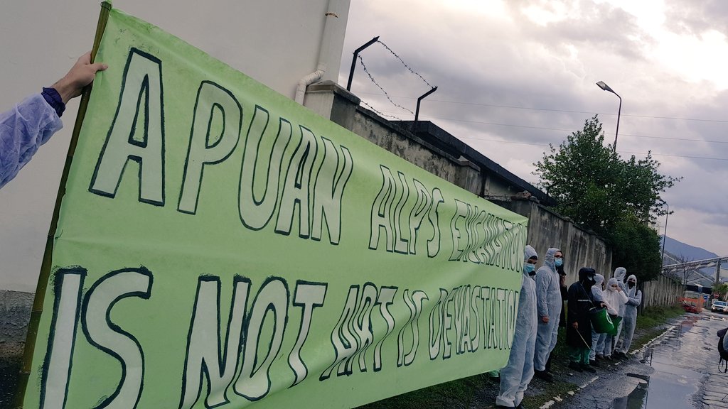 exploitpisa's tweet photo. Insieme ad Athamanta, questa mattina abbiamo sanzionato OMYA, multinazionale che dal 1988 polverizza le Alpi Apuane.

Fermiamo la devastazione, le nostre montagne non devono più essere ridotte in polvere per questioni di mercato e profitto!

#Athamanta #AlVorèDurata https://t.co/Jq03rG4plQ