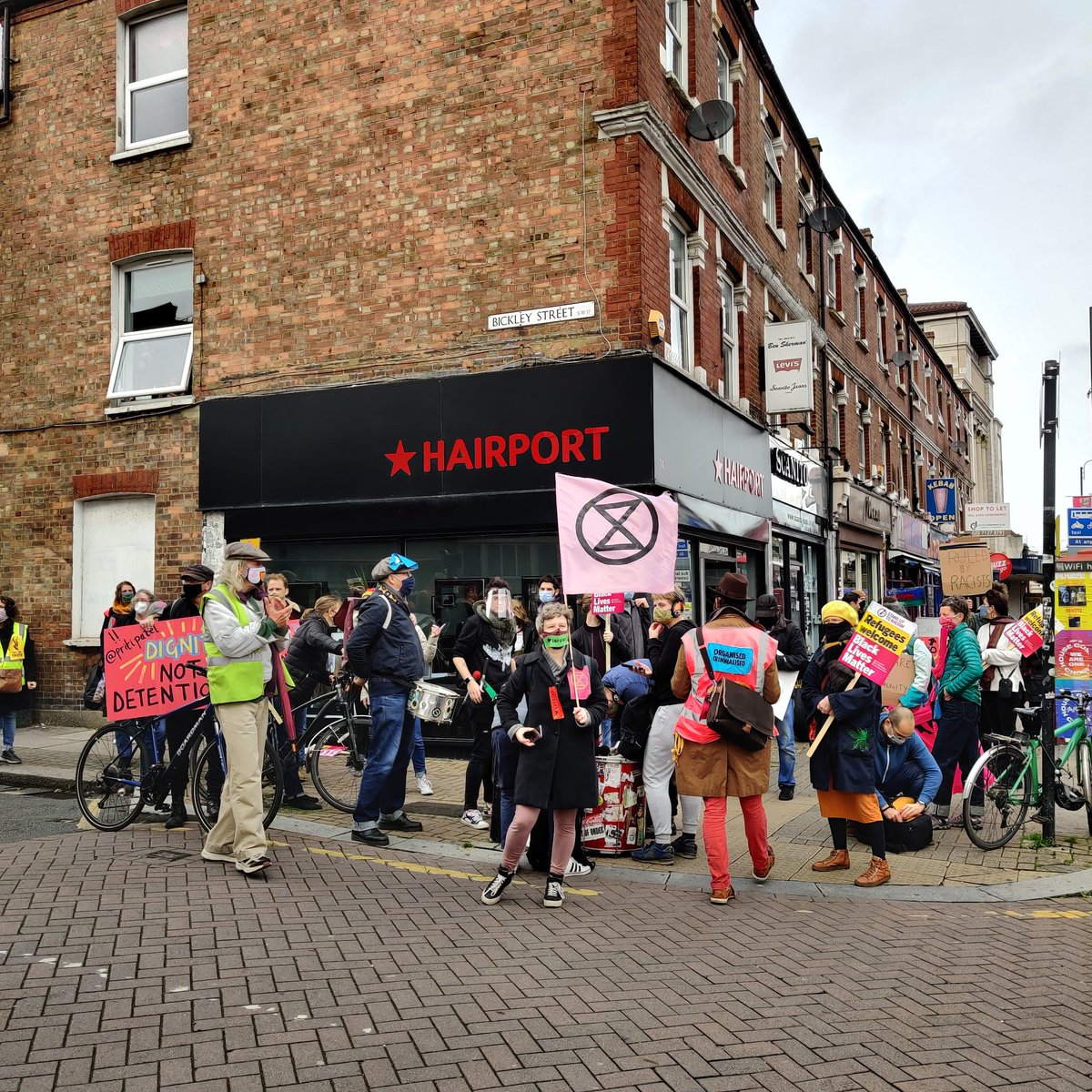 tootingnewsie's tweet photo. .@Wands_SUTR &amp; @XRWandsworth are currently demonstrating in support of refugees. They're marching from Bickley Road to #Tooting Broadway, then up to Tooting Bec station &amp; Tooting Common. See their Twitter feeds for more details &amp; updates. https://t.co/b8cUl0VqcO