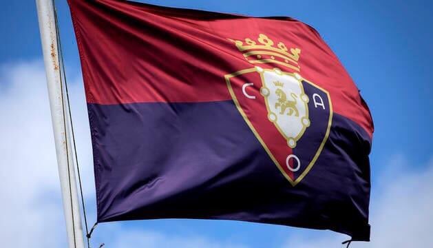 RecuperarNavarr's tweet photo. 100 años llevándote en el corazón. Los navarros que te vieron nacer, los que te vieron crecer, los que te vieron triunfar, los que te vemos hoy. Los que estamos, los que ya no estamos, gritamos hoy ¡AÚPA OSASUNA! https://t.co/o1qhUwCPPn