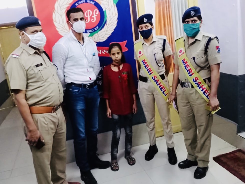 DQM_jhs's tweet photo. “सार्थक टीम मेरी सहली “ब्रह्मपुत्र मेल स्पेशल मैं अकेली छूटी बच्ची को उनके परिजनों  को सुपुर्द कर मिला@RVermancr @rpfncrald @RPF_INDIA @rpfncr @manojIRPFS @ https://t.co/UbbQXT63uU