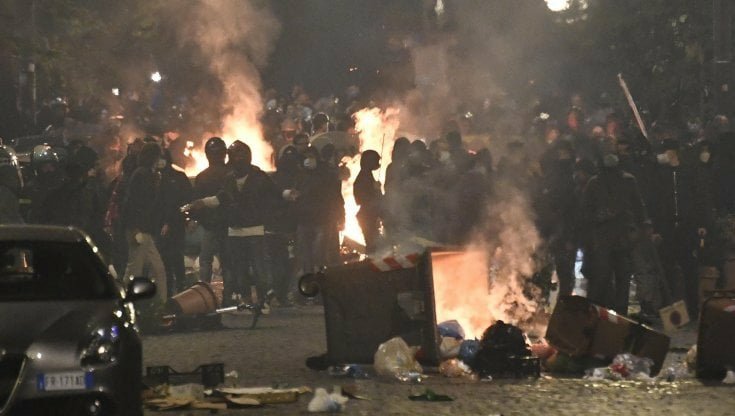 Le immagini di violenza a #Napoli fanno male. 

A Forza Nuova e tutti gli impresari del malessere sociale dico: vergognatevi, mettete a repentaglio la salute delle persone. 

Lo ripeto ancora: le organizzazioni fasciste vanno sciolte. Sono dannose per la comunità e la democrazia.