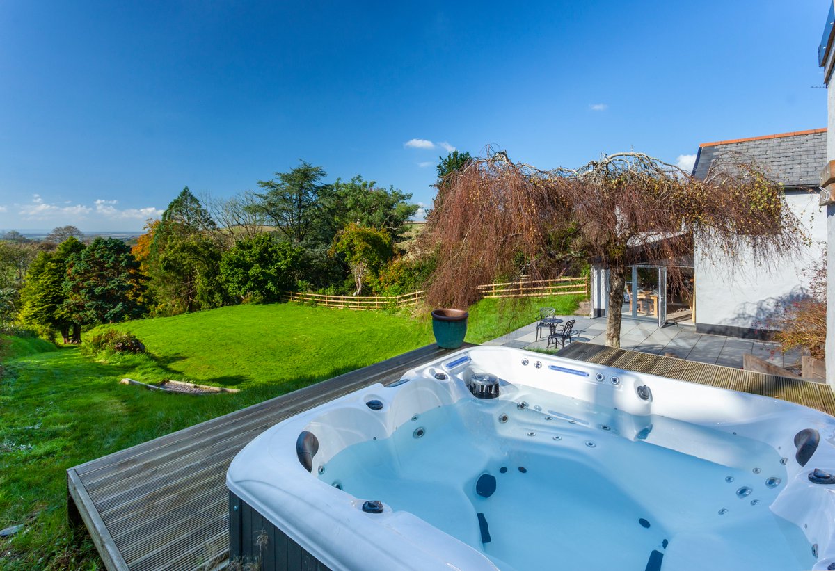 JSNorthDevon's tweet photo. Here's a view to cheer you up on a dreary day... ☔😍
Taken from one of our current instructions, #onthemarket in #Goodleigh at excess £499,950.
Happy Saturday all! 💚
#View #Views #ViewsForDays #HotTubViews #Barnstaple #NorthDevon https://t.co/jFW2gxBYVy