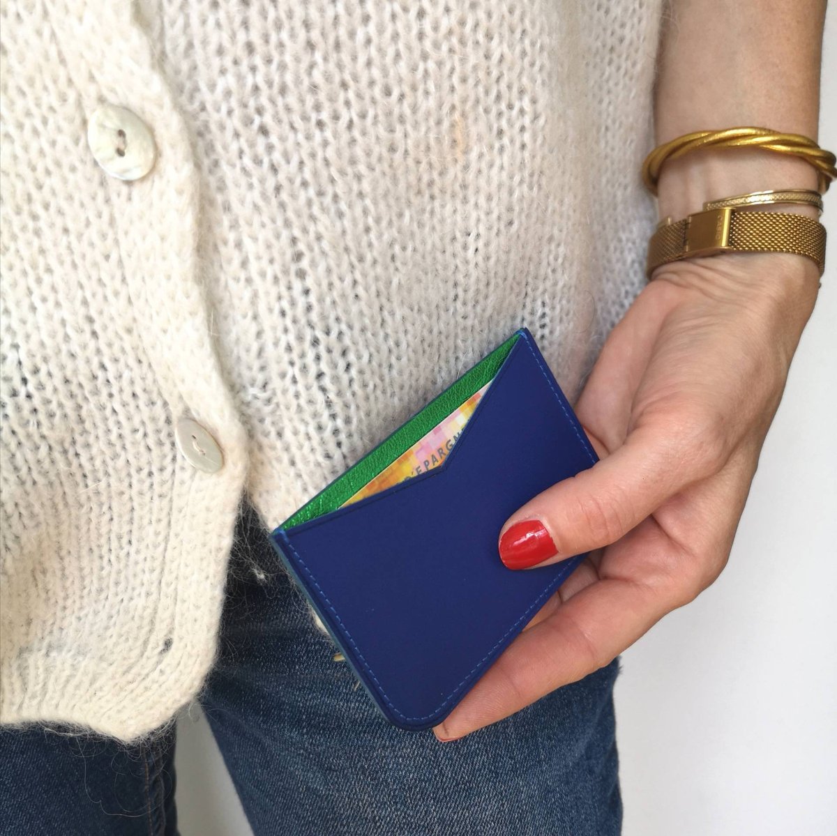 luckyrosetta1's tweet photo. Voici ce que je viens d'ajouter dans ma #boutiqueetsy : Porte-cartes en cuir bleu cobalt et détails en cuir métallisé vert https://t.co/RXmnVL5UKf #anniversaire #vert #minimaliste #noel #rangementpoursacamain #cadeaupouruneamie #etuipourcartesdevisite #etuipourcarteble https://t.co/1irq71VHML