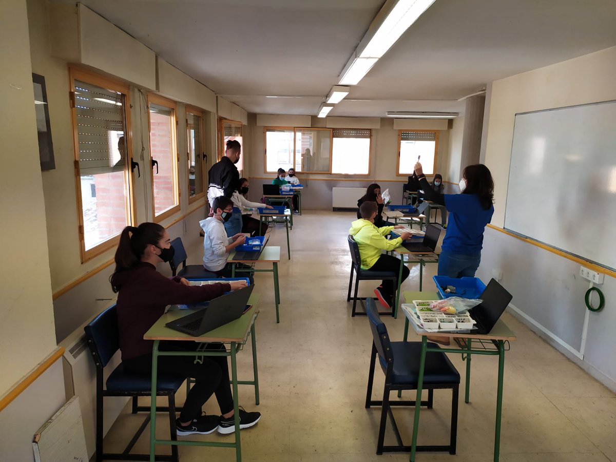 AytoBelorado's tweet photo. 🔩⚙️ Taller: Robótica y Ecología fluvial.
📌Realizado en el Centro de ocio "La Florida" de #Belorado
📌Organizado por la Diputación Provincial de Burgos
#BeloradoTieneTirón #BeloradoTieneCultura https://t.co/zdACKHtAxT