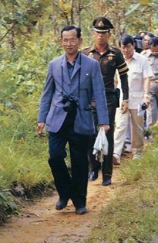 motorwars's tweet image. Actions speak louder than words 💛  
#ในหลวงสู้สู้
#พลังเงียบ