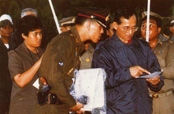 motorwars's tweet image. Actions speak louder than words 💛  
#ในหลวงสู้สู้
#พลังเงียบ