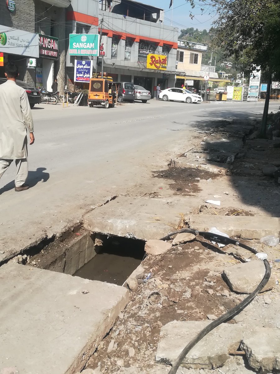 RajaOmarAhsan's tweet photo. Three in one ;
State of the art engineering in Muzaffarabad
#sewerage
#rainwaterdrain
#Telephonecable
@farooq_pm https://t.co/k2JNz6nzg1