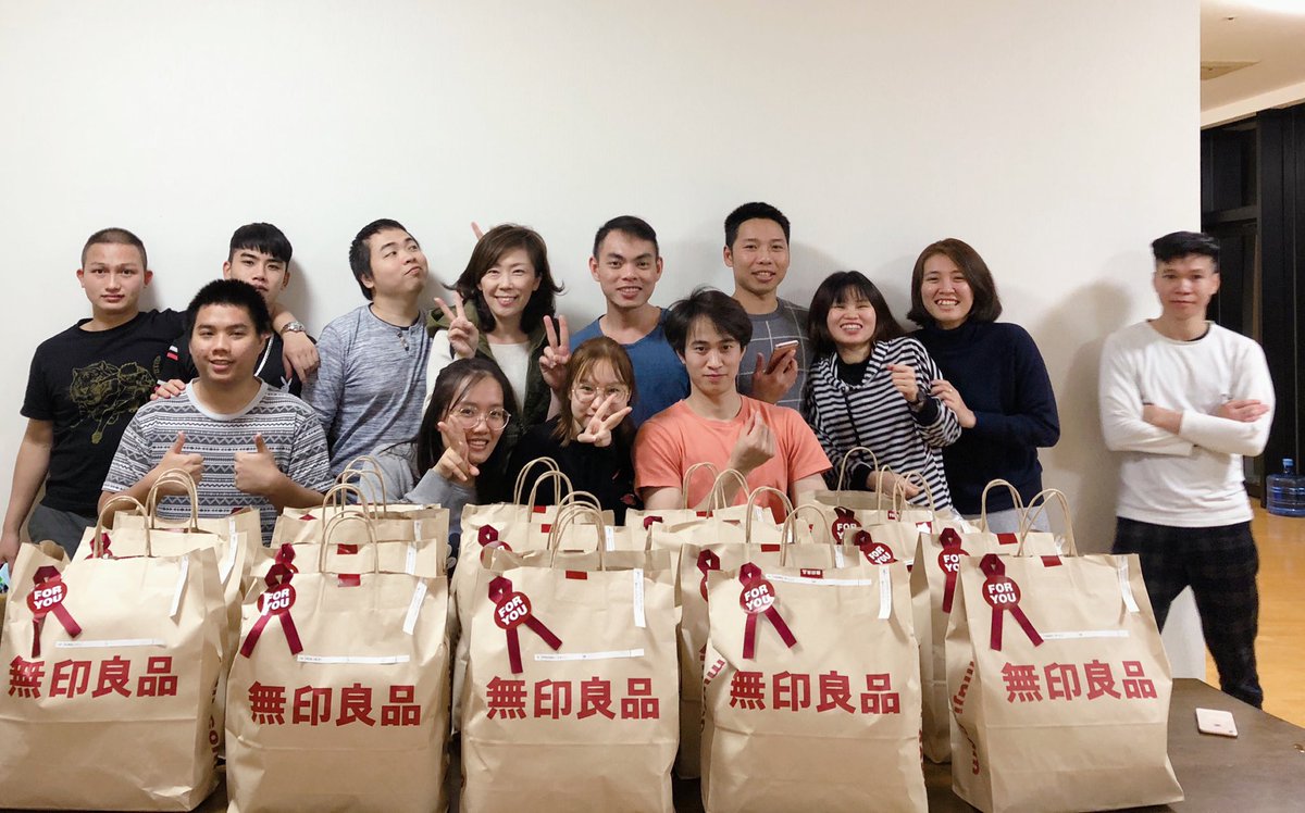 tomoiki2020's tweet photo. 『御礼🙇‍♀️🙇‍♂️』当会で保護をしているベトナムの若者達に、『株式会社良品計画』(無印良品)様から、下着、靴下、セーター、アウター等のご支援を頂きました！日増しに寒さが厳しくなり、買い足してあげたいなと思っていた矢先の良品企画様からのご支援のお申し出、本当に感謝申し上げます🙇‍♀️😭 https://t.co/QHidPx3xft