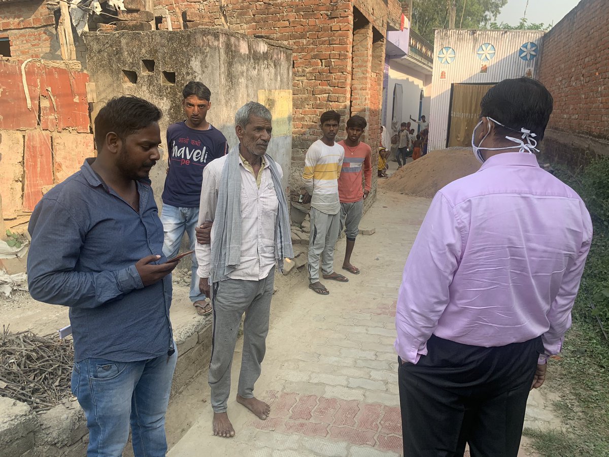 आज हाई लॉस फ़ीडर बडागाँव के करीमाबाद गाँव में कैम्प का निरीक्षण किया।करीमाबाद एवं बड़ागाँव के never paid उपभोक्ताओं के घर जाकर भुगतान हेतु प्रेरित किया इसी माह समस्त उपभोक्ताओं से राजस्व वसूली व ATC हानियाँ 15% से कम करने हेतु निर्देशित किया   <a href="/ptshrikant/">Shrikant Sharma</a> <a href="/UppclChairman/">CMD UPPCL</a>
