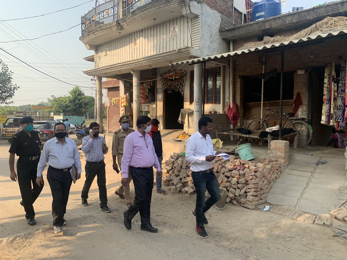MVVNLmd's tweet photo. आज हाई लॉस फ़ीडर बडागाँव के करीमाबाद गाँव में कैम्प का निरीक्षण किया।करीमाबाद एवं बड़ागाँव के never paid उपभोक्ताओं के घर जाकर भुगतान हेतु प्रेरित किया इसी माह समस्त उपभोक्ताओं से राजस्व वसूली व ATC हानियाँ 15% से कम करने हेतु निर्देशित किया   @ptshrikant @UppclChairman https://t.co/ie0Cb9lUfd