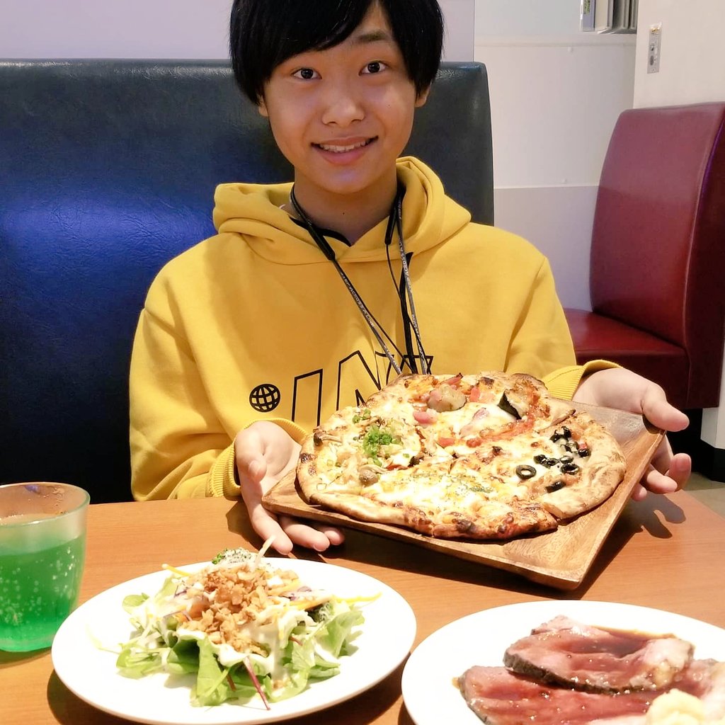 katsumi_sakurai's tweet photo. 今週もお台場へ来てますっ!
そしてまたまたビュッフェ😋
焼き立てピザ🍕とスイーツ🍰🍩🍮✨お腹いっぱい食べました🎵
#お台場 #ビュッフェ #LaLaDream #flowerbuffet https://t.co/Ma1eZqike0