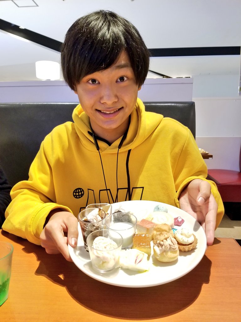 katsumi_sakurai's tweet photo. 今週もお台場へ来てますっ!
そしてまたまたビュッフェ😋
焼き立てピザ🍕とスイーツ🍰🍩🍮✨お腹いっぱい食べました🎵
#お台場 #ビュッフェ #LaLaDream #flowerbuffet https://t.co/Ma1eZqike0