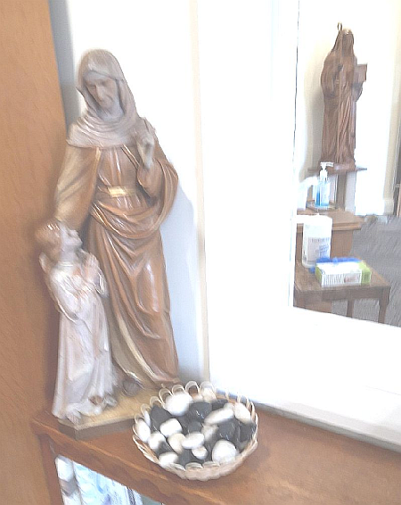 monknunanglican's tweet photo. This statue belonged to Mother Anne and lives in the Library. Note St Hilda in the entrance lobby ( and COVID precautions!) https://t.co/O0sq1IAa8c