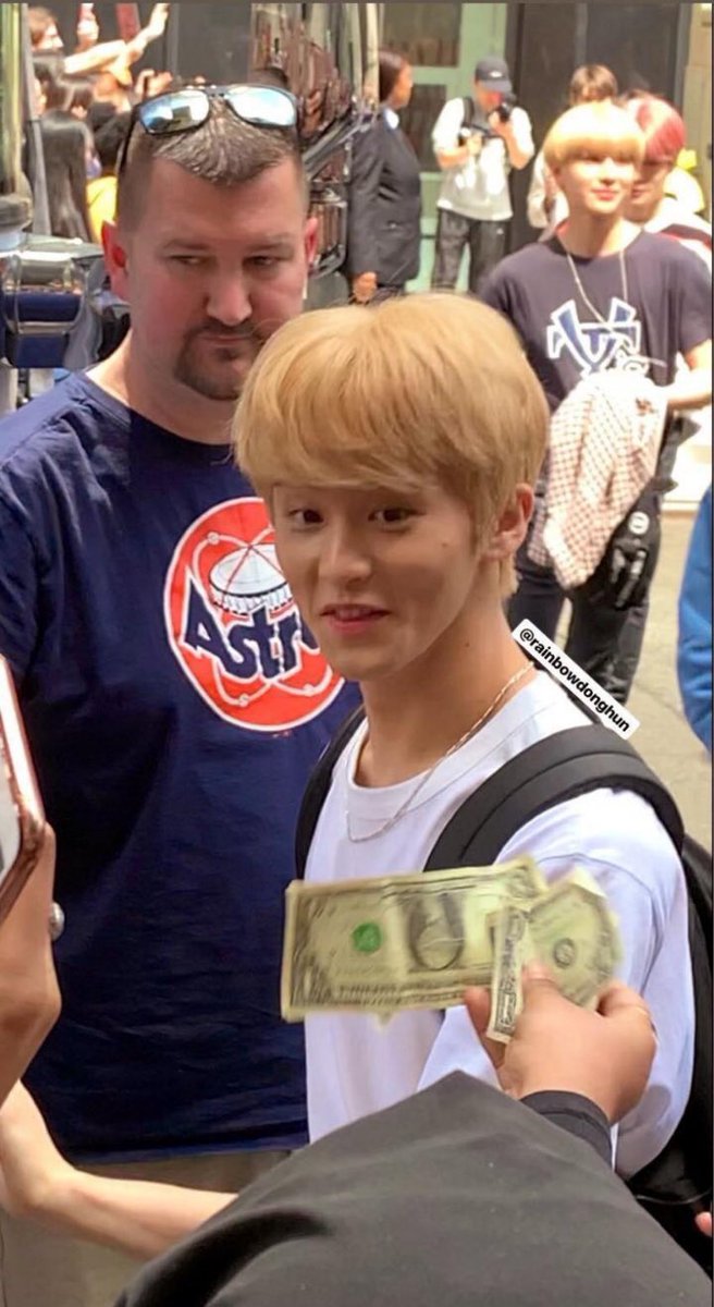 I remember this pictures blew up on twitter because some ifans are “giving three dollars” to them on the street as a joke.kfans are angry about it and trying to reach out for someone to stop doing this but this “joke” just passed on, so many people are laughing at it.