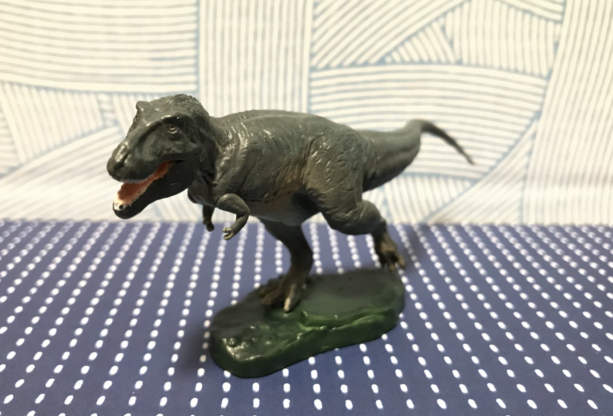 和人 恐竜発掘記 肉食恐竜編 ティラノサウルスは海洋堂史上一番地味では ポージングはカッコいい スピノサウルスは最新の学説バージョンで尻尾がヒレ風に アロサウルスは今までと違ってゴツい感じでかっこいい T Co Ucppi4r6le Twitter
