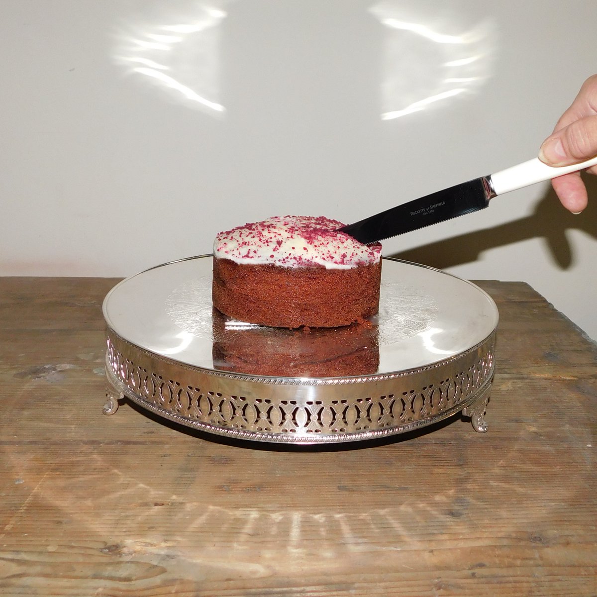 TrickettsSheff's tweet photo. With a martensitic stainless steel blade and a dishwasher safe cream handle, our Cake Knife is the perfect addition to your #tableware collection - finished with our signature #trickettsofsheffield etch! ๐ฐ
#cakeknife #madeinsheffield #cake #celebrate #cakecutting https://t.co/urKgU78SSx