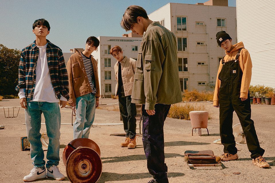 KllMSUNWOO's tweet photo. ⠀⠀ 
𝐀𝐧 𝐎𝐝𝐞 𝐭𝐨 𝐀𝐮𝐭𝐮𝐦𝐧.

Long, tangerine shadows fading into the pale-yellow. The sound of stepping on the fallen leaves in the sidewalk cracks, and bare branches fencing in the breeze like knights on a battle.
⠀⠀ https://t.co/DPDZrNkhcw