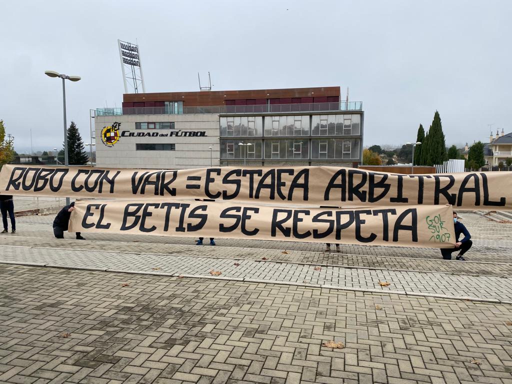 GolSur1907's tweet photo. Una semana esperando que alguien levante la voz. Ante el inmobilismo, @GolSur1907 ha estado presente en la sede de la @rfef mostrando el sentir de la mayoría de béticos. 

ROBO CON VAR = ESTAFA ARBITRAL. EL BETIS SE RESPETA https://t.co/xtHWhLmuJq