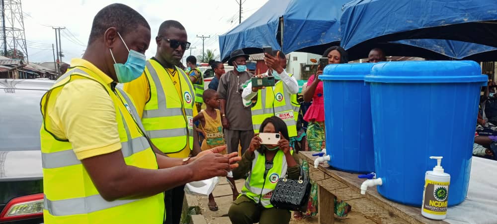 glorybayelsa's tweet photo. Flag off Ceremony of Community active case search for COVID-19 cases and medical outreach for flood victims across all LGAs held at Ogbogoro, Yenagoa LGA, team led by the Hon Commissioner of Health, Dr Pabara Newton Igwele https://t.co/a6gyDFGc2h