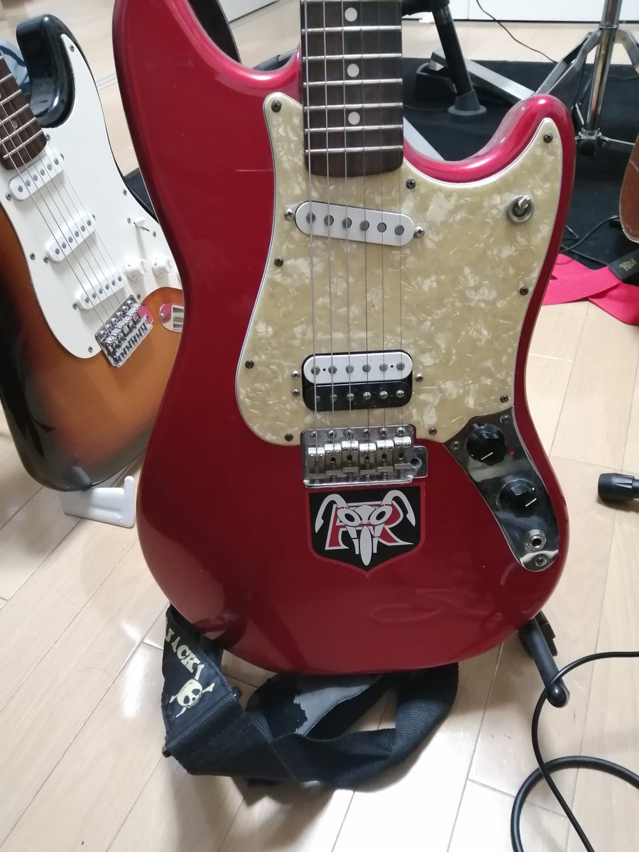 yohe_oz_hour's tweet photo. 妻より付き合いの長い相棒。
#FenderCyclone
#これを見た人は赤色の入った画像を貼れ https://t.co/Gcgcgg90rc