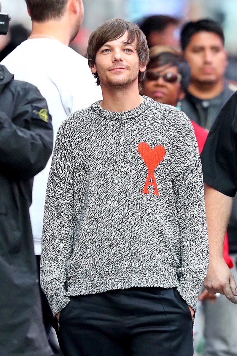 tomlinsun_28's tweet photo. we made it gave us “happy louis being proud of himself looking at the wmi billboard in times square” content and it’s another reason why i love this song so much #1YearofWeMadeIt https://t.co/bg6uaiHOw1