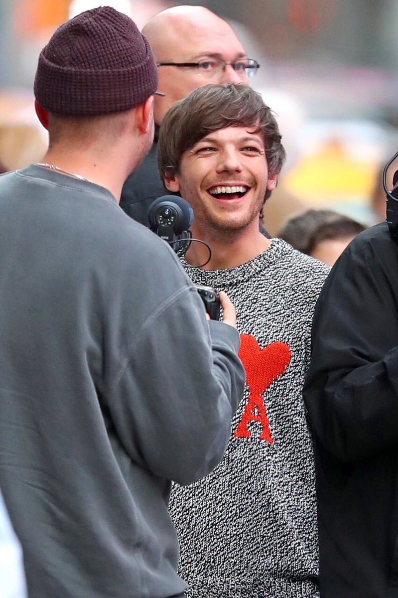 tomlinsun_28's tweet photo. we made it gave us “happy louis being proud of himself looking at the wmi billboard in times square” content and it’s another reason why i love this song so much #1YearofWeMadeIt https://t.co/bg6uaiHOw1