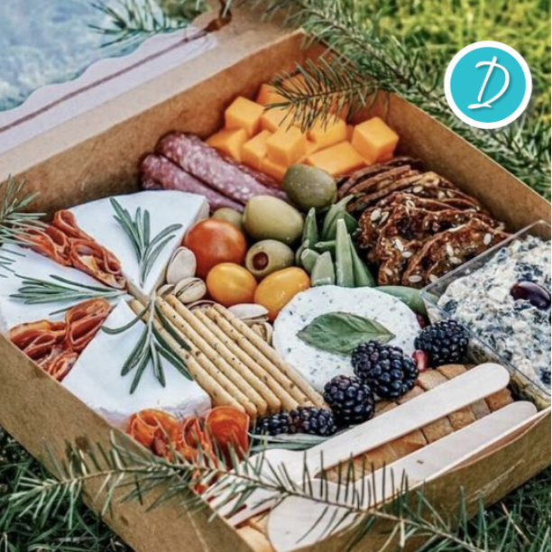 HipDominique's tweet photo. Se você achou ousada o post de ontem insinuando um queijo e vinho com amigos, que tal uma caixa de pic-nic como essa para um bate papo no quintal de casa ou no jardim do prédio? https://t.co/NlM7z8ClYJ