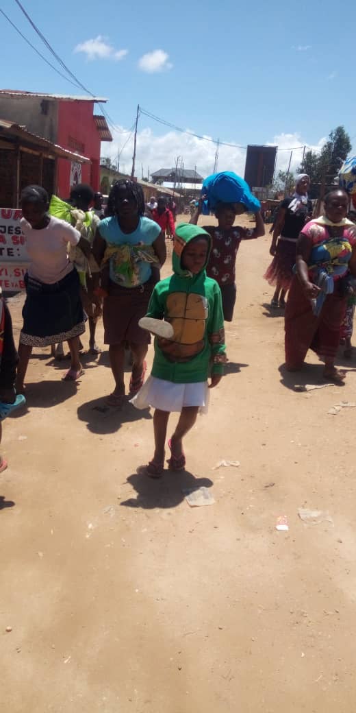 BZahinda's tweet photo. Voici l'image qu'offre bunia ce matin.Femmes et enfants déjà au centre ville à cause des affrontements fardc contre codeco non loin de la ville. https://t.co/cp2YRfLfQr