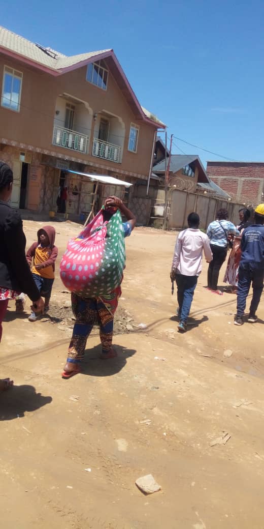 BZahinda's tweet photo. Voici l'image qu'offre bunia ce matin.Femmes et enfants déjà au centre ville à cause des affrontements fardc contre codeco non loin de la ville. https://t.co/cp2YRfLfQr