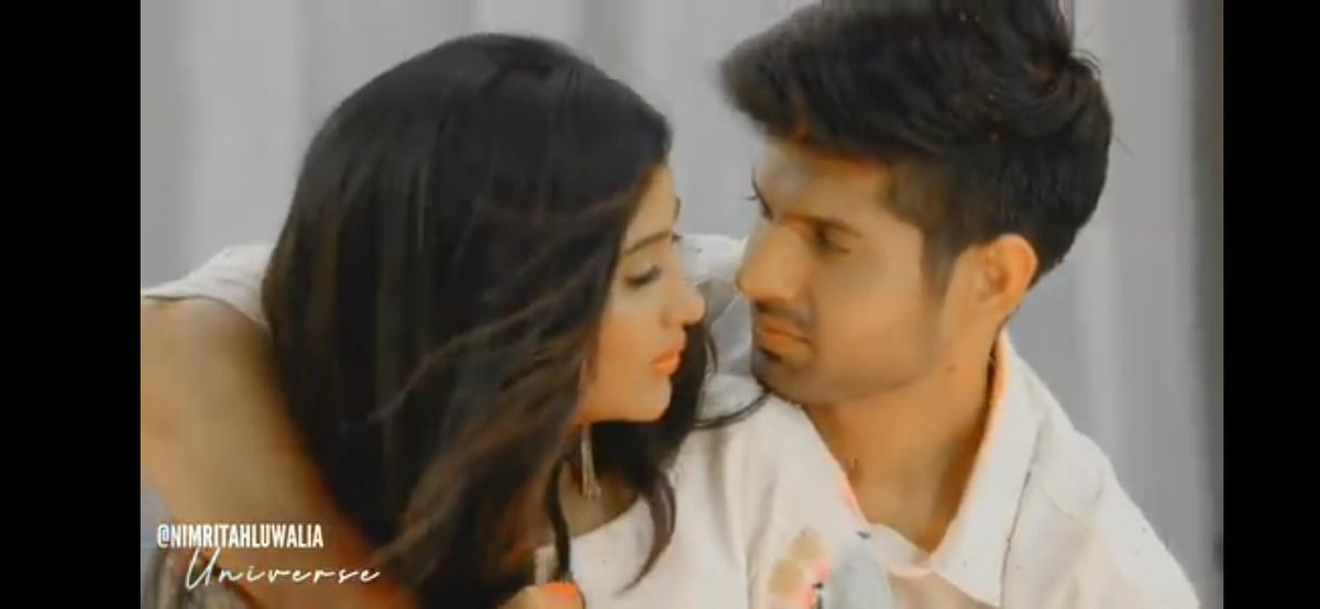 itstasanna's tweet photo. "Love is divine" those words are for #mehnav they will compel you to cry by their love story ... obvious it was short but it will leave big wound on ur heart .. in ITV this type love story do rare...I just can't emote myself @NimritAhluwalia #hiteshbharadwaj #chotisarrdaani https://t.co/zTFpyMz9DI