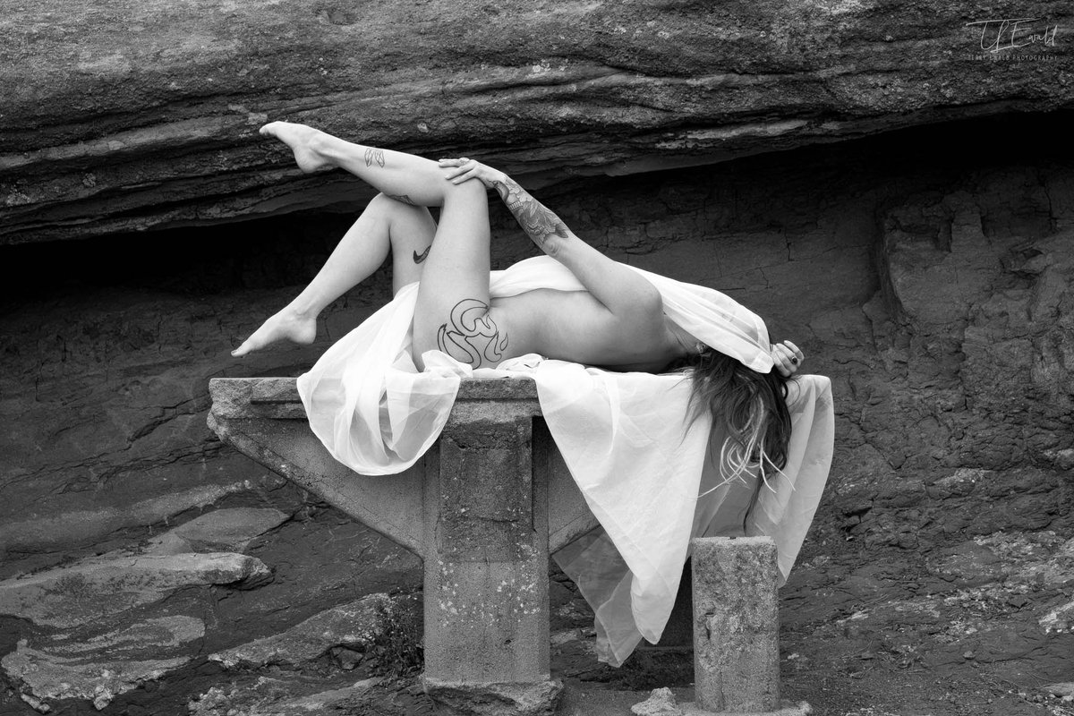 Sashaslay1's tweet photo. how's my hiding place? https://t.co/9Y2sHF6rHq