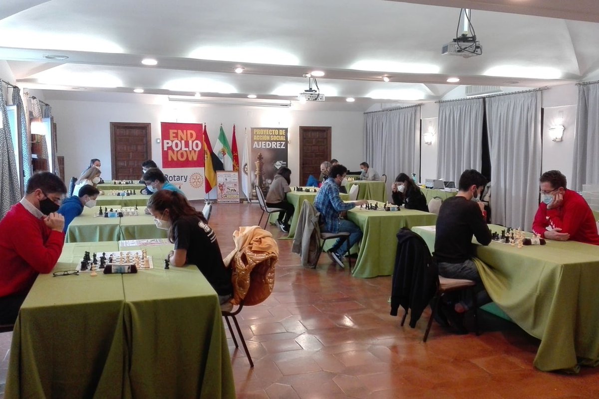 ayto_merida's tweet photo. El concejal de deportes @felipegonmar ha asistido a la entrega de premios del I Torneo Jaque Mate a la Polio organizado por el Club Ajoblanco Ajedrez y el Club Rotario de Mérida, que se ha celebrado en el Parador, y que sirve para conmemorar el #DiaMundialcontralaPolio #EndPolio https://t.co/S1FaH85H2F
