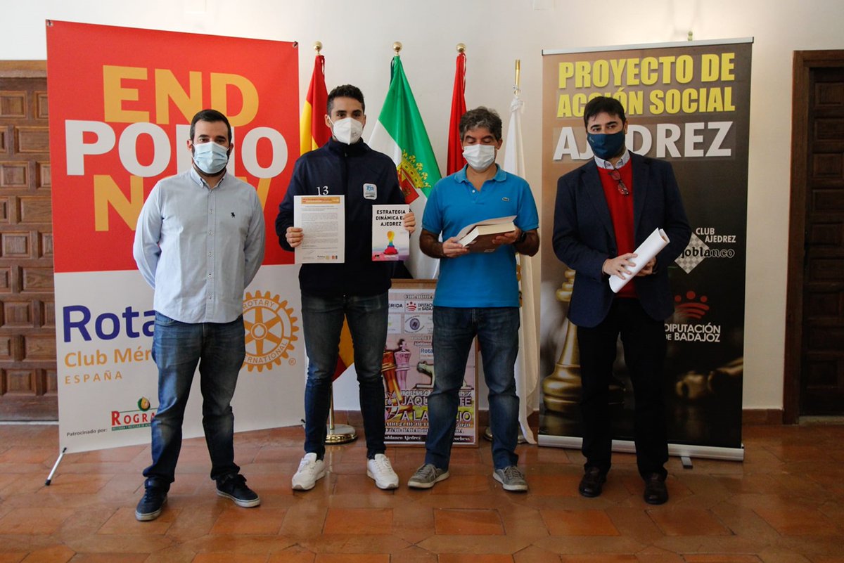 ayto_merida's tweet photo. El concejal de deportes @felipegonmar ha asistido a la entrega de premios del I Torneo Jaque Mate a la Polio organizado por el Club Ajoblanco Ajedrez y el Club Rotario de Mérida, que se ha celebrado en el Parador, y que sirve para conmemorar el #DiaMundialcontralaPolio #EndPolio https://t.co/S1FaH85H2F