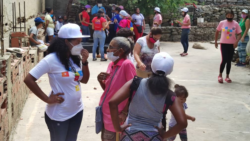 ObreraLosAndes's tweet photo. #EnVivo desde el Urbanismo OPPP28 Tanaguarena Parroquia Caraballeda #LaGuaira nuestra candidata @d_guzmanl escuchando y debatiendo con el pueblo #DivaPalaAsamblea #SimulacroGarantíaDePaz @nicmaduroguerra @JuventudPSUV @PartidoPSUV https://t.co/zJ5yR0Yu3Z