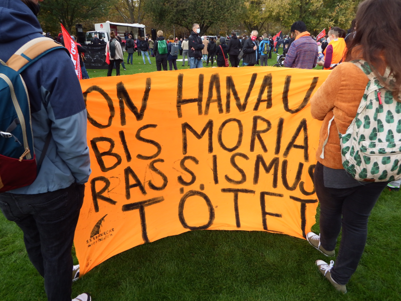SeebrueckeFfm's tweet photo. Von #Hanau bis #Moria,
#Rassismus tötet!

Darum war #Seebrücke aus #Darmstadt, #Frankfurt, #Kassel, #Marburg &amp; #Wiesbaden heute auch bei #Wi2410 für konsequente #entnazifizierungjetzt auf der Straße. https://t.co/kY6SpHXEH7