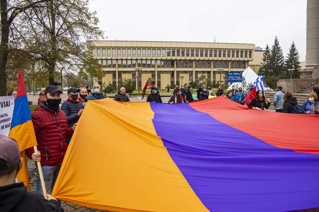TMkrtchyan's tweet photo. #Lithuania/n-#Armenia/ns with friends of Armenia and #Artsakh/ #NagornoKarabakh organized a historic mass rally in #Vilnius against the aggression launched by #Azerbaijan, backed by #Turkey with inclusion of Islamic terrorists. #StopAzerbaijaniAggression #StopErdogan #StopAliyev https://t.co/WR04WT1lJQ