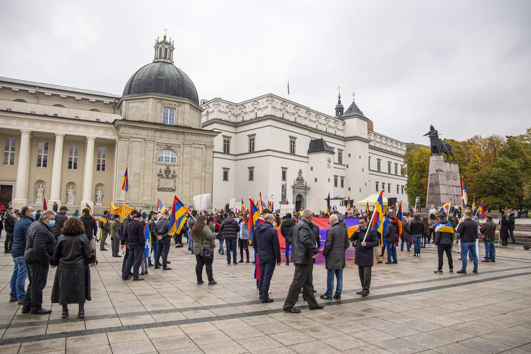 TMkrtchyan's tweet photo. #Lithuania/n-#Armenia/ns with friends of Armenia and #Artsakh/ #NagornoKarabakh organized a historic mass rally in #Vilnius against the aggression launched by #Azerbaijan, backed by #Turkey with inclusion of Islamic terrorists. #StopAzerbaijaniAggression #StopErdogan #StopAliyev https://t.co/WR04WT1lJQ