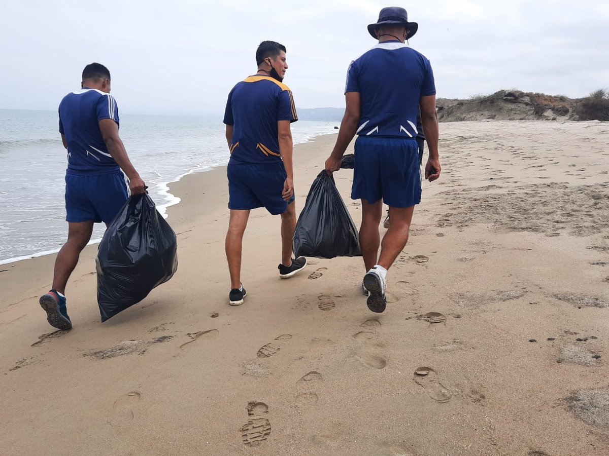 armada_ecuador's tweet photo. #Manabí| Personal de la Base Naval Jaramijó realizó limpieza de playa a fin de contribuir al cuidado y conservación de los ecosistemas marino costeros. #BASJAR #Soymarino #2020añodelcompromisoyorgulloinstitucional https://t.co/7CapRUAZdC